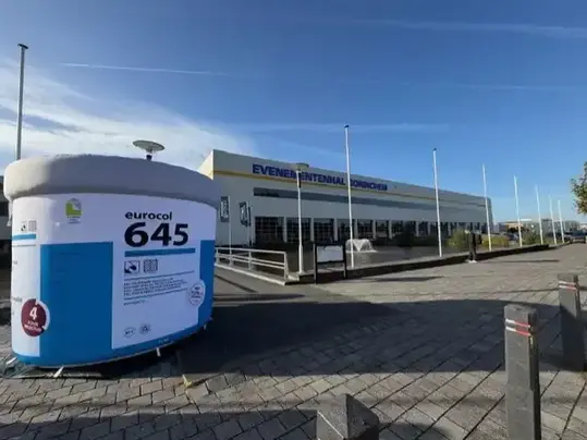 645 2,5 meter hoge opblaasemmer FlexSet-Pro voor de beurshallen